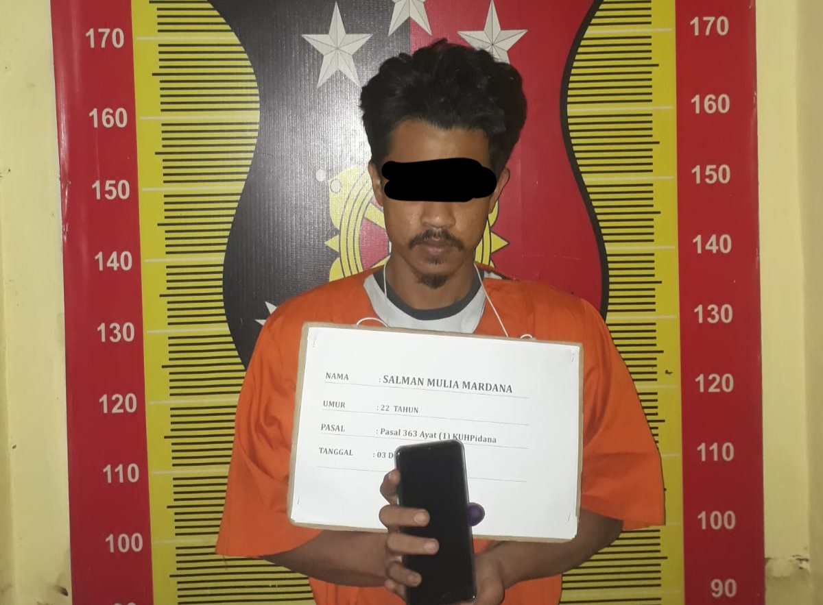 Tersangka saat diamankan petugas. (Dok Polres Padangsidimpuan)