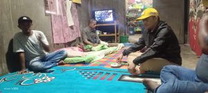 Indar Sakti Tanjung (topi kuning) saat menyambangi kediaman Alamsyah Harahap. (Ist)