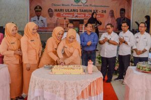 Dalam photo terlihat Plh.Ketua Dharma Wanita Persatuan Kota Padangsidimpuan, Nya. Rosanna Rahuddin Harahap bersama Nya. Letnan Dalimunthe saat memotong kue Ultah DWP ke-24 di saksikan oleh Pj. Walikota Padangsidimpuan, Plh. Sekda Padangsidimpuan dan para asisten dan staf ahli juga turut hadir anggota DPRD Kota Padangsidimpuan, Irpan Harahap ( Photo : Dok. DisKomimfo Kota Padangsidimpuan )